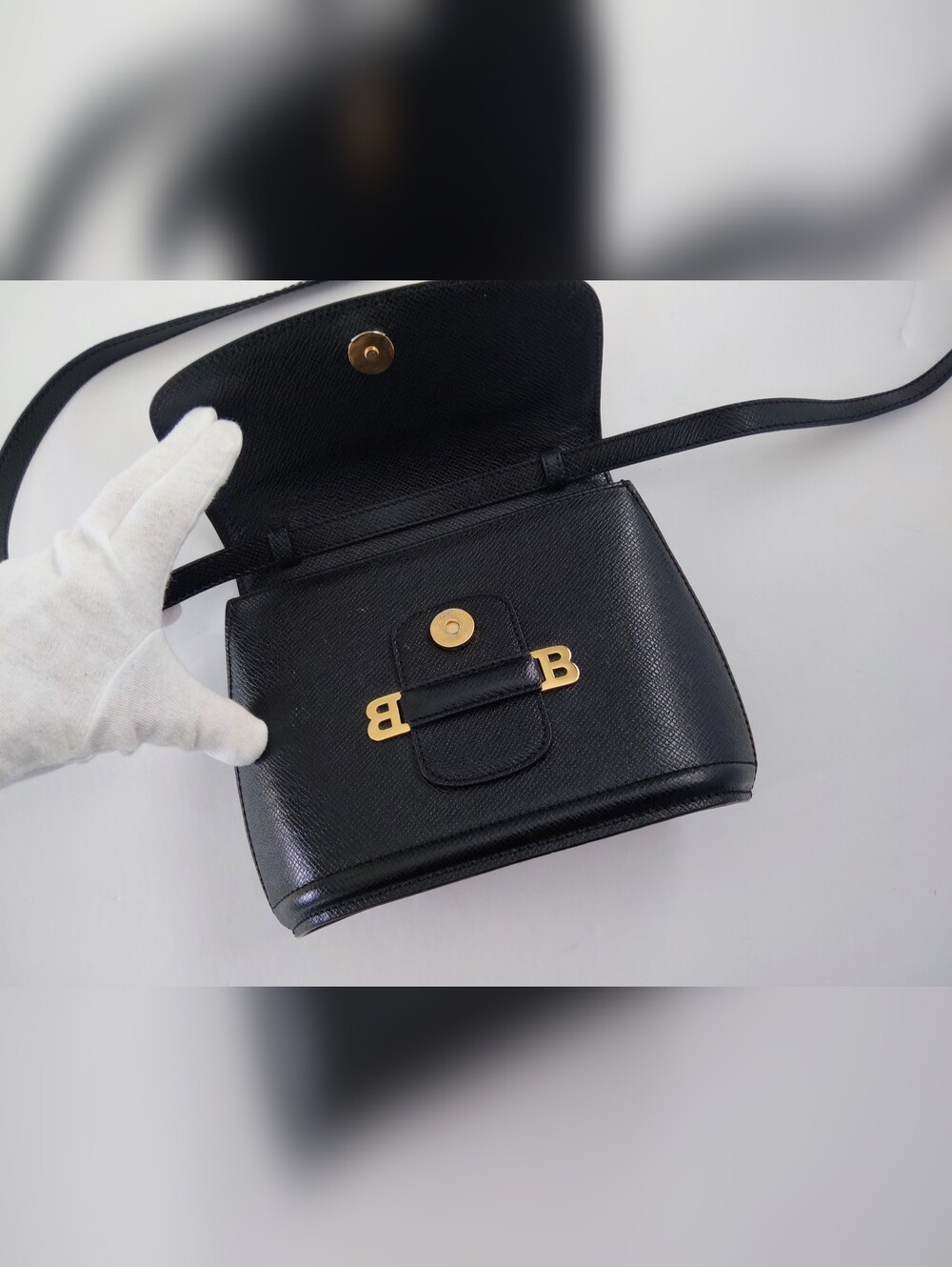 Bally Swiss Vintage Black Leather Crossbody with Gold 'B' Hardware. 8×7×3. - Picture 8 of 11